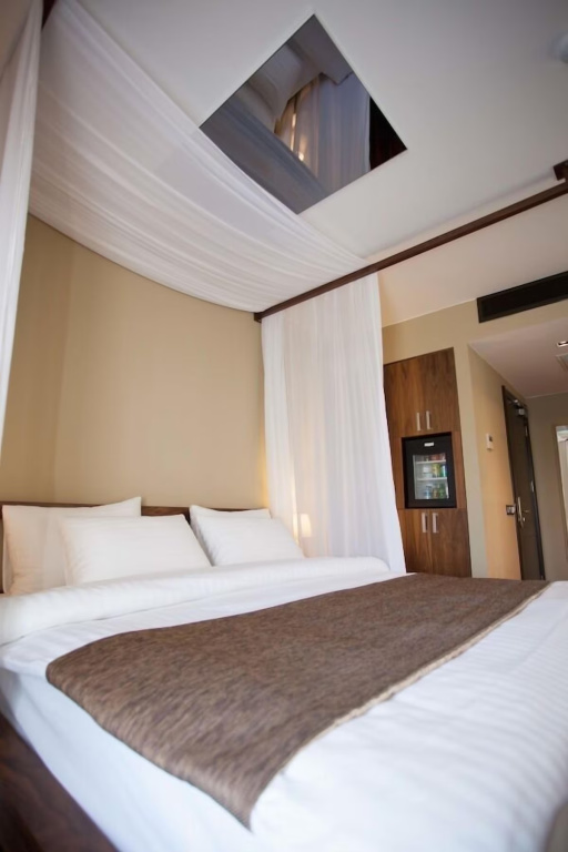 Juliet Rooms & Kitchen