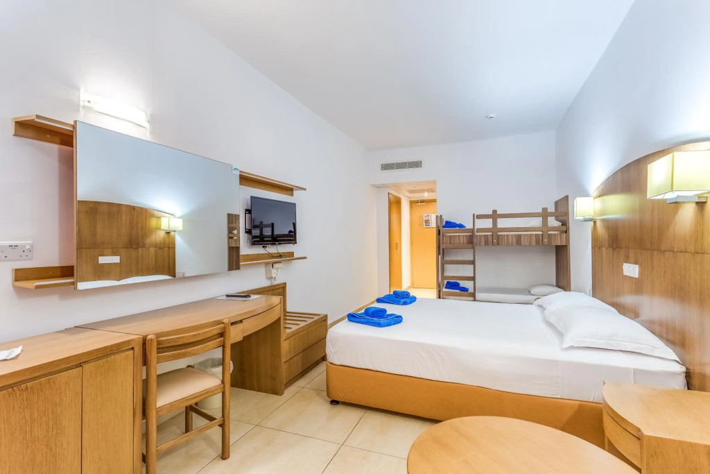 Adelais Bay Hotel